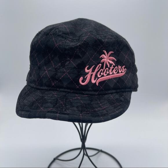 Hooters Cadet Style Cap. In excellent condition!! - Picture 1 of 7